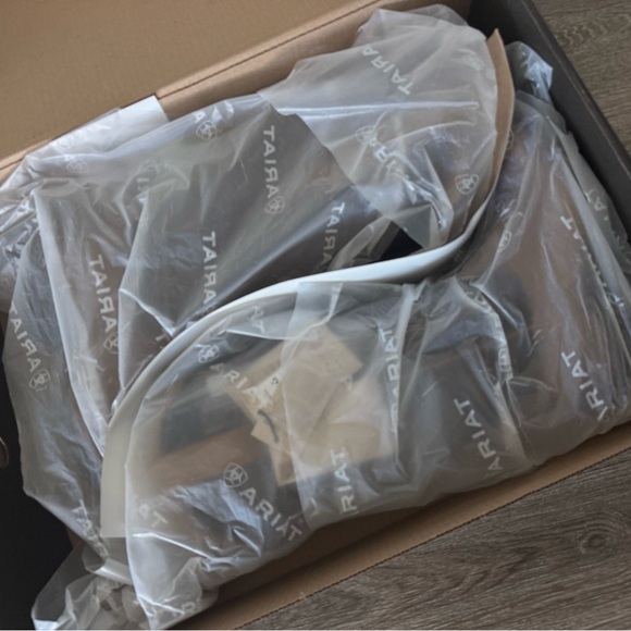 BNIB Women’s Ariat x Yellowstone Arena Dirt Boot in TAN ROUGHOUT|TOFFEE CRUNCH - Picture 6 of 12